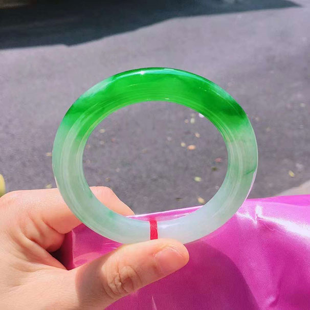 翡翠 新品阳绿 色泽艳丽，高品质 完美，58-11.5-11.5