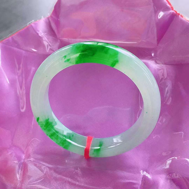 翡翠正圈冰绿 色泽鲜艳夺目 54-12-9