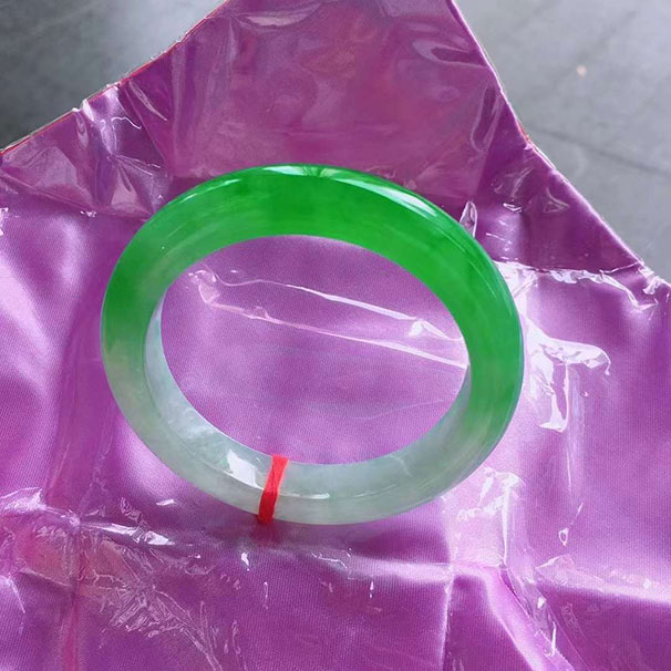 翡翠 正圈冰绿 色泽鲜艳，品相好 完美，55.6-11.2-9.2