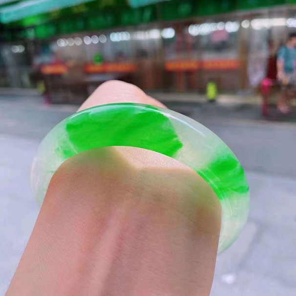 翡翠高冰种阳绿 泛着水色 清爽纯净 完美品，57-15.5-8.3