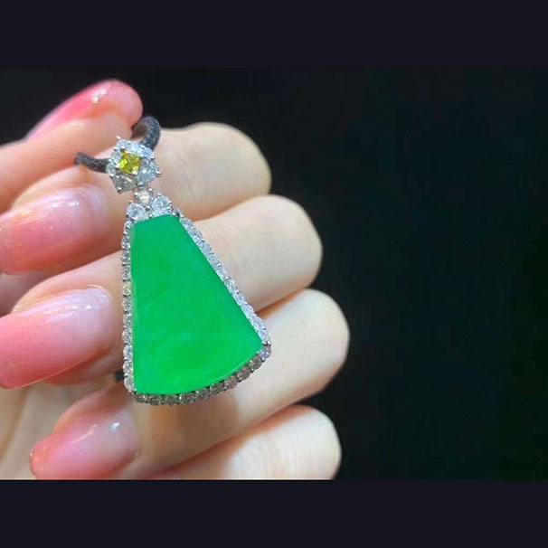 翡翠 冰阳绿无事牌 色好种水好，尺寸做吊坠也刚好 32800