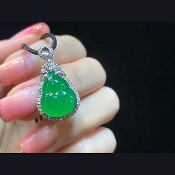 翡翠 冰绿葫芦  种水不错，色泽够艳 18000