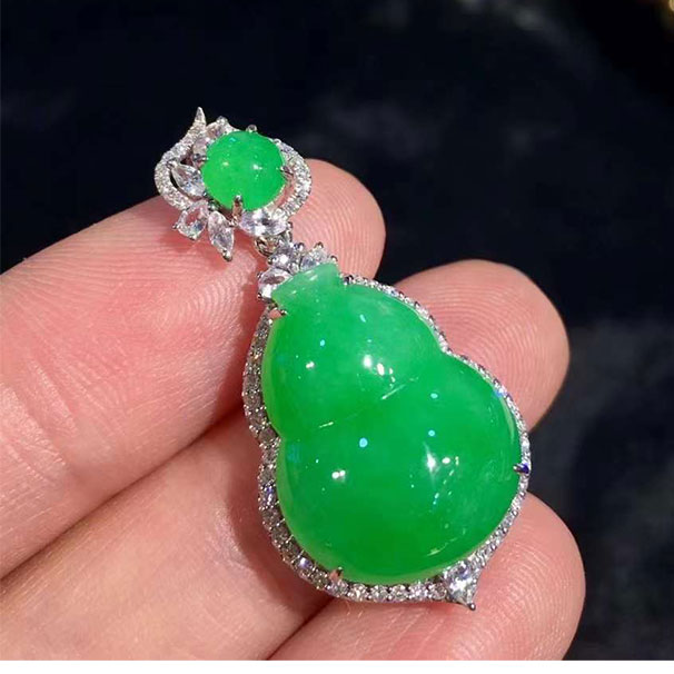 翡翠满绿葫芦吊坠，追求厚度的看过来，这个绝对能满足你！形状规整饱满，看中大万品质！性价比 26800
