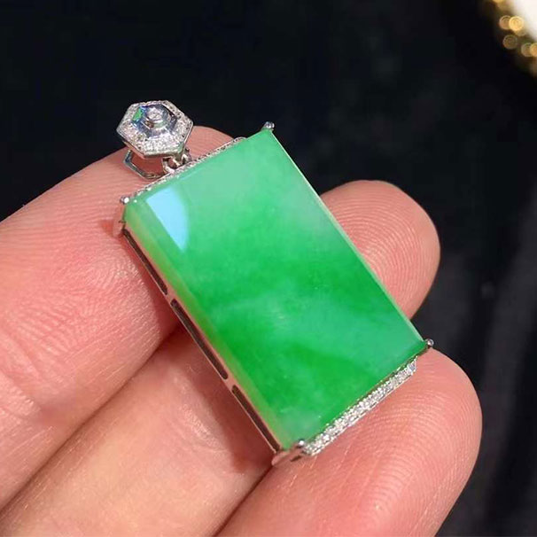 翡翠满绿无事牌吊坠，像一副朦胧的山水画意境实物，颜色阳，上身大气。 9800