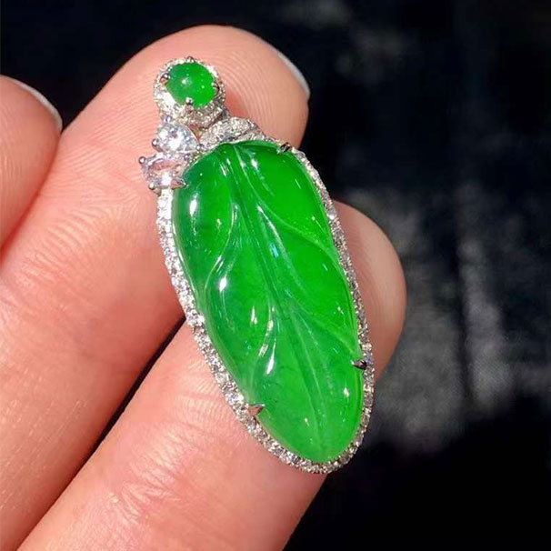 翡翠 满绿叶子吊坠，颜色够艳丽，种水可以，上身效果很棒 9380