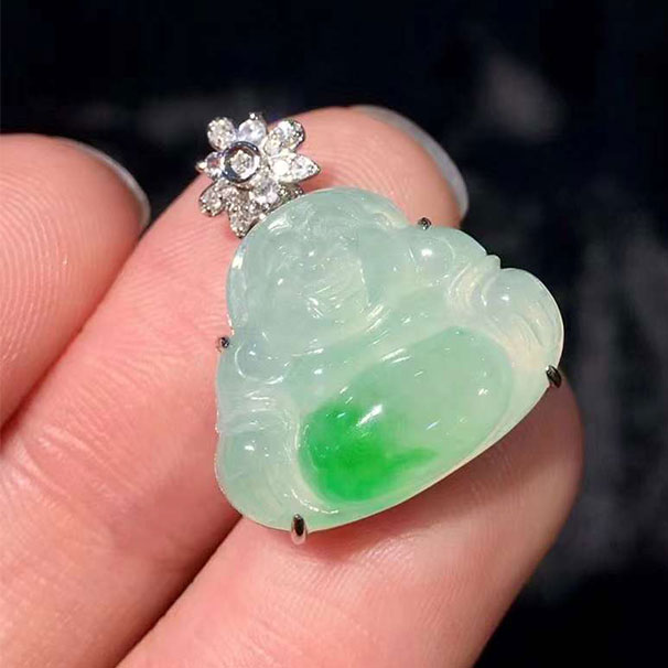 翡翠 飘绿佛公吊坠，种水好，一抹阳绿很抢眼，正好在佛公肚子，寓意“肚里有财” 6380