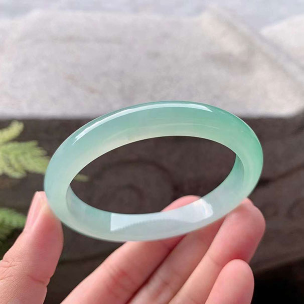 翡翠【手镯】冰润底色贵妃  【圈口】55+47.8/9.5/7.2mm  【价格】小六一开  【描述】果冻质地，纯净起胶，脱俗高雅的气质，完美！