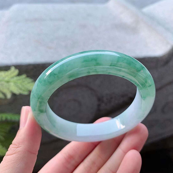 翡翠【手镯】白底飘花正圈 【圈口】56/12.4/9mm 【价格】59800 【描述】清爽白皙的底色，细腻温润，半圈飘花摇曳多姿