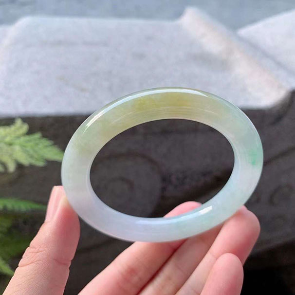翡翠【手镯】黄翡淡底圆条 【圈口】53/9.3/9.6mm 【价格】39800 【描述】品质细腻温润，黄翡明艳亮丽，甜美诱人，清爽淡底色，完美！