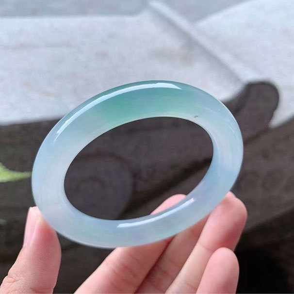 翡翠【手镯】果冻蓝紫底圆条 【圈口】54.2/10.8/9.6mm  【价格】小六价  【描述】果冻质地，优雅的蓝紫底色，上手显质感。