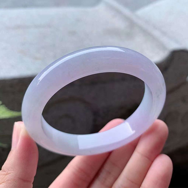 翡翠【手镯】细润紫色正圈 【圈口】55.8/11.9/8.3mm 【价格】79800 【描述】细腻有水头的，满粉紫甜美娇柔。