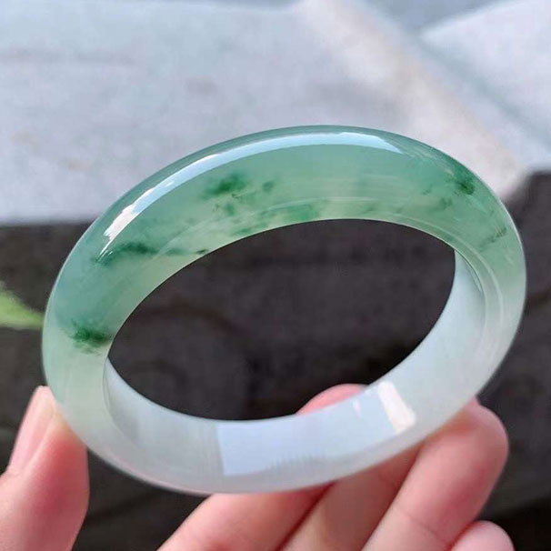 翡翠【手镯】芙蓉底飘花正圈 【圈口】57.5/14.1/8mm 【价格】58800 【描述】玉质细腻水润，白净温润，芙蓉绿花别致淡雅，清爽宜人