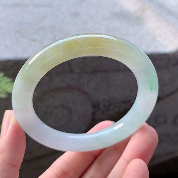 翡翠【手镯】黄翡淡底圆条 【圈口】53/9.3/9.6mm 【价格】38800 【描述】品质细腻温润，黄翡明艳亮丽，甜美诱人，清爽淡底色