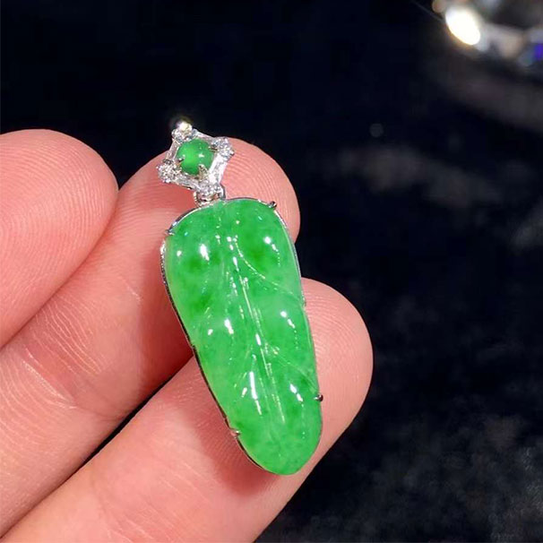 翡翠满绿叶子吊坠，修长的叶形，性价比高。 5880