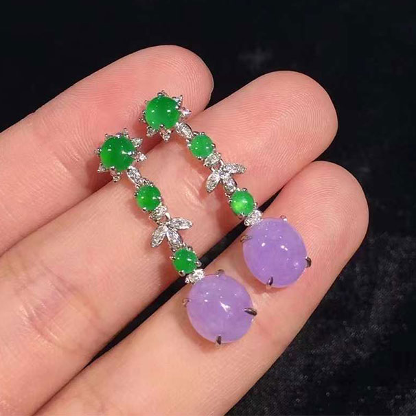 翡翠双彩蛋面耳坠，精致优雅款，颜色搭配好看，上耳修饰效果很好！  18800