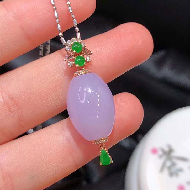 翡翠紫罗兰转运珠吊坠 冰种紫罗兰，满色，颜色不错，难得这个颜色有这样的种水，推荐~ 尺寸：31//16-11.7 7680