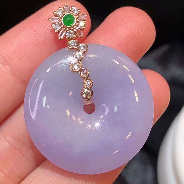 翡翠紫罗兰平安扣吊坠 佩戴显大，颜色还不错 尺寸：36.5-17.7-5.3 9800
