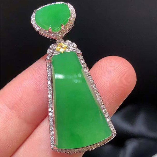 翡翠满绿无事牌吊坠 冰种阳绿色，满色，种水不错，厚度太可了，喜欢厚度的不要错过！ 尺寸：38.2-16.8-7.2//23-14.5-3.5 18800