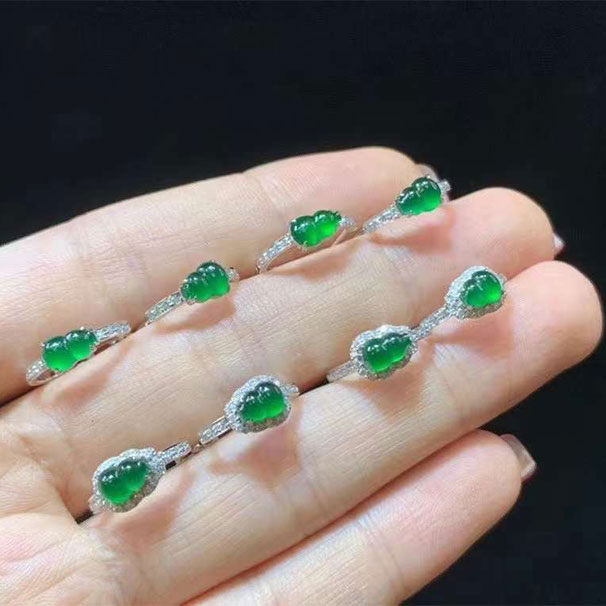 翡翠冰绿葫芦耳扣  种色都很好，起光品质，佩戴百搭 上4400/对 下4800/对