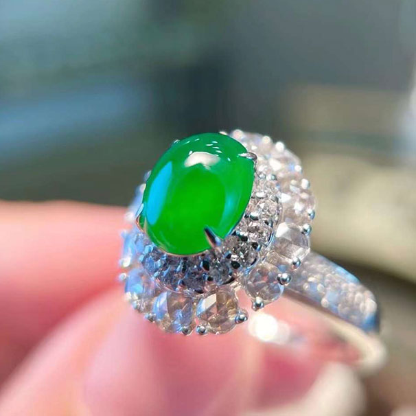 翡翠辣色蛋面戒指 很高级的颜色➕珠光宝气的镶嵌 几万