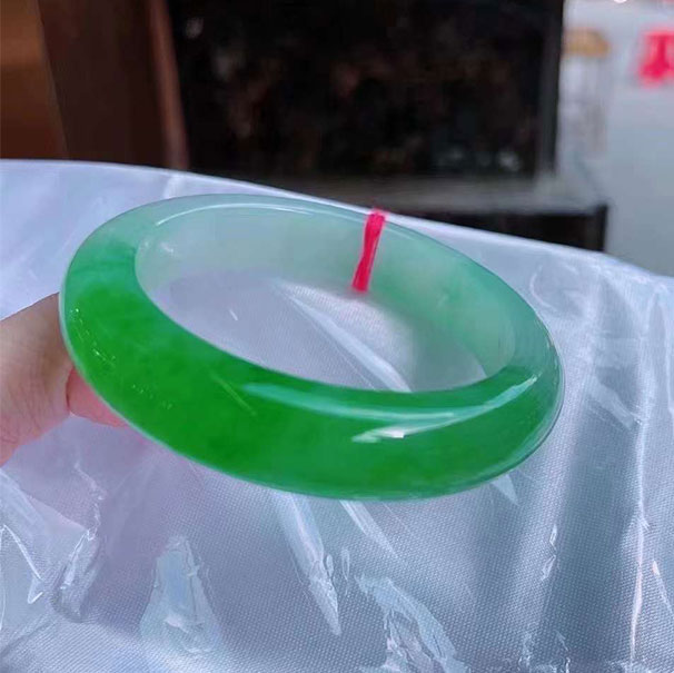 翡翠冰阳绿 种色好， 57.5-13.5-9