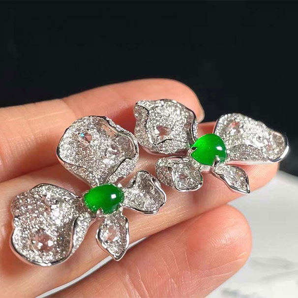 翡翠清新甜美款耳钉 时尚百搭款，重钻镶嵌，珠宝感十足，喜询