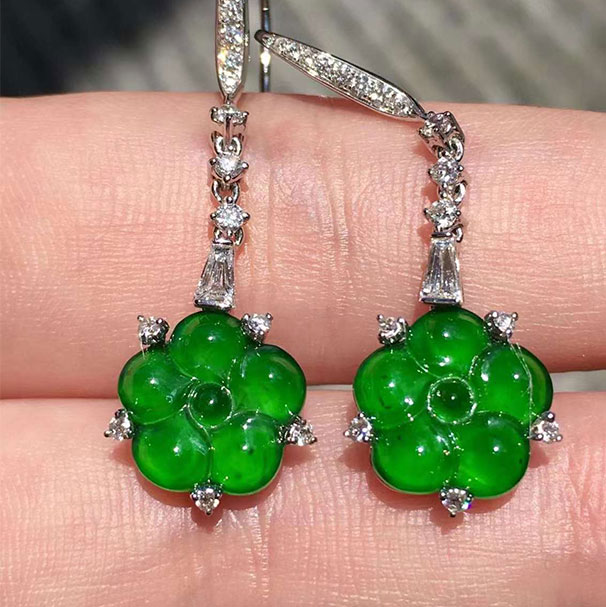 来个特别的 满绿花朵耳饰，这个绝美 几万块