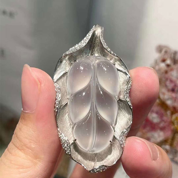 分享一款我超爱的设计 这个我真的要给设计师加鸡腿 我太爱了，设计款高冰树叶吊坠 简直就是我心中的白月光