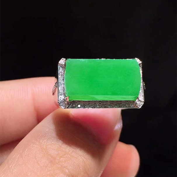 男款马鞍戒指 冰种阳绿色，满绿，厚度很，款式大气耐看！ 16800