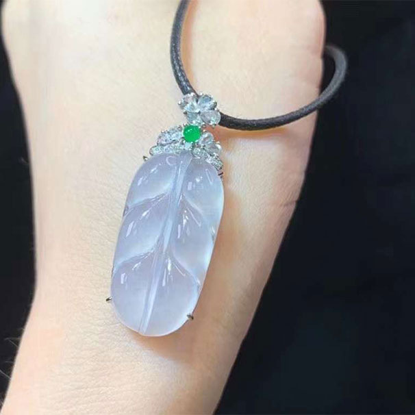 冰种树叶 性价比很高的一款，小价位戴大吊坠，品质还不错，看大千品质！ 4400