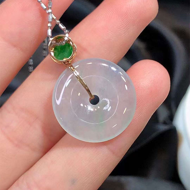 白冰平安扣吊坠 挺显大的一款，略飘一点小绿花，佩戴好看。 尺寸：25.7-18.9-2.8 3400