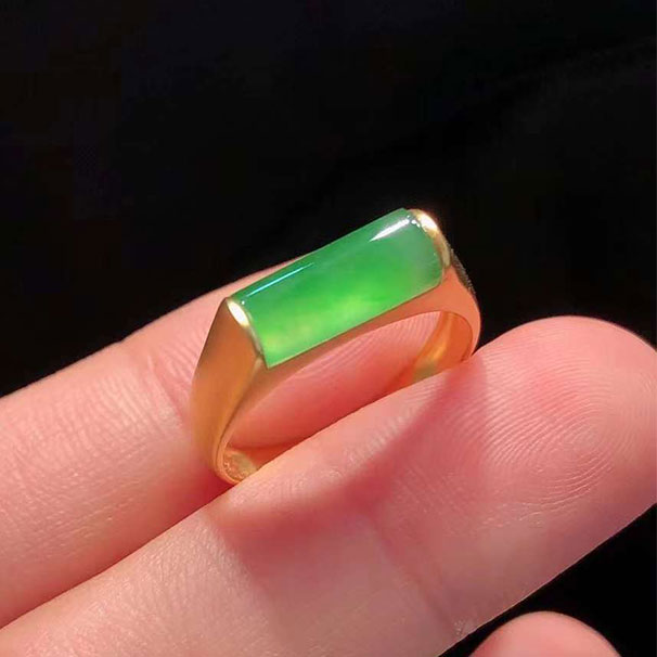 很时尚的一款马鞍戒指 冰种阳绿色，满色，料子水润，款式时尚大方，低调有内涵的一款。 尺寸：11-4.8-3 5500