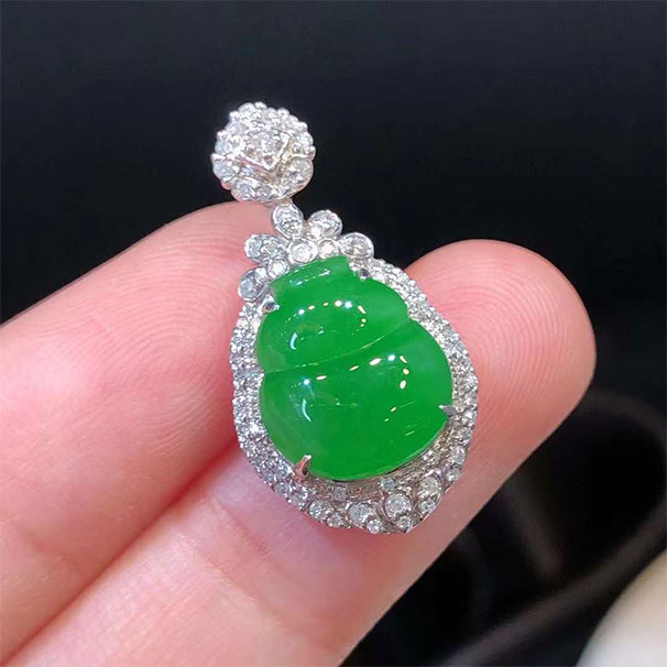 胖嘟嘟的葫芦吊坠 冰种阳绿色，满绿，种水很好形状我很喜欢，精致的小胖葫芦，很好看 尺寸：23.5-12.7-8//11-9.7-3.3 13000