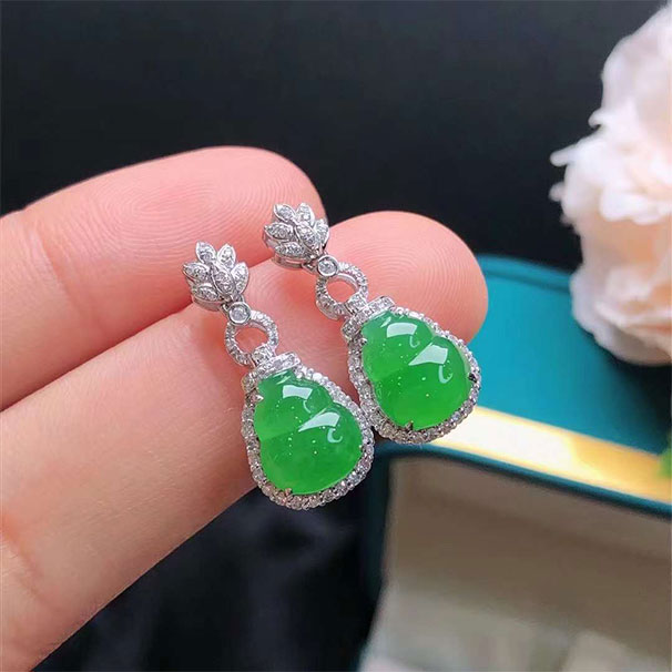 葫芦耳钉 冰种阳绿色，水润度满满的一对耳钉，葫芦形状也是胖嘟嘟的惹人爱，这款真的推荐，高品质小价位！ 尺寸：24-9.5-5.8//10.6-8-3 16800