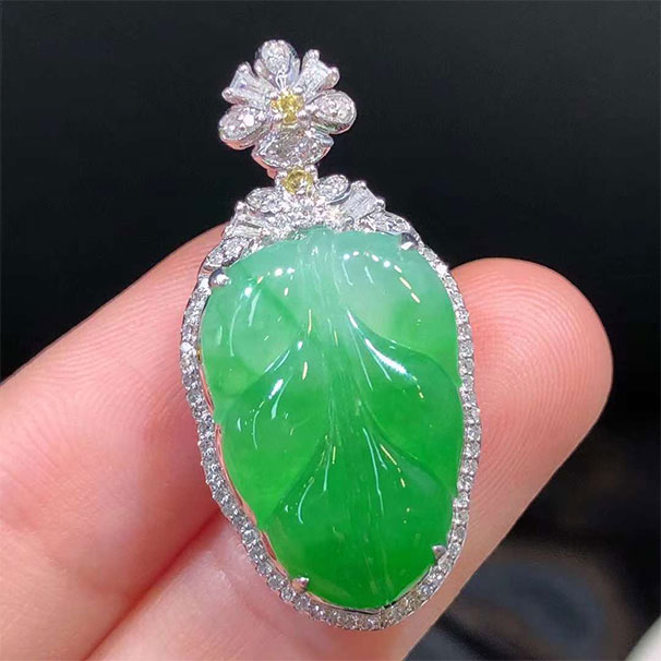 叶子吊坠 颜色很舒服的一款，很正的阳绿色，有渐变的感觉，很有意境的一款吊坠 尺寸：30.6-15.319.2//18.6-12.9-3.1mm 13600