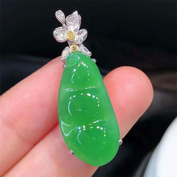 福豆吊坠 这款坠子形状还不错，简约的镶嵌更显大气，佩戴有存在感，看大万品质！ 尺寸：34-11.8-7.6//24.3-11.8-3 15800  性价比推荐！