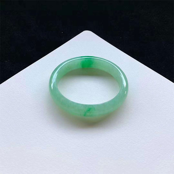 圈口56.6-49.4-13-7.3 冰正阳绿翡翠贵妃手镯 . 贵妃56-57  超值价：5.98万