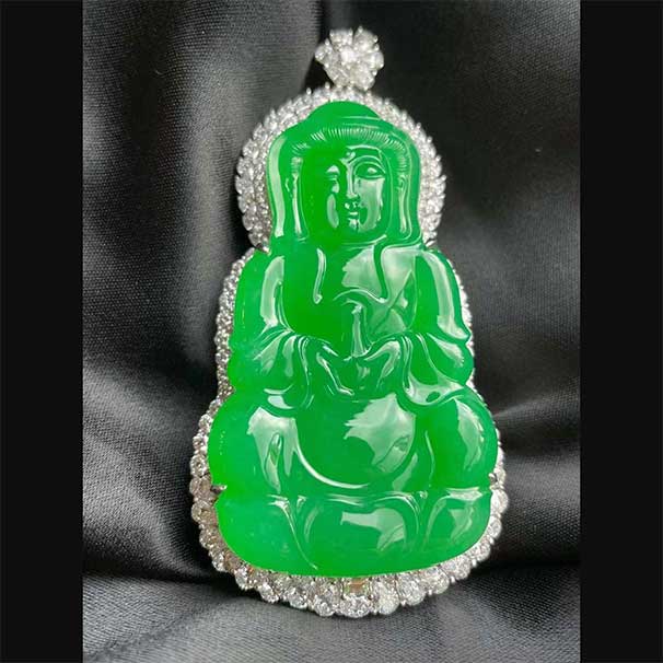 翡翠 阳绿观音吊坠 想请一尊满绿观音的看这里，开脸极好，容颜宁神静心，杠杠的收藏级别 六位数  喜询~