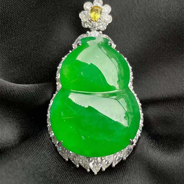 翡翠阳绿葫芦吊坠 非常饱满的一个大葫芦，高种高色，款式镶嵌经典大方，耐看百搭！ 六位数