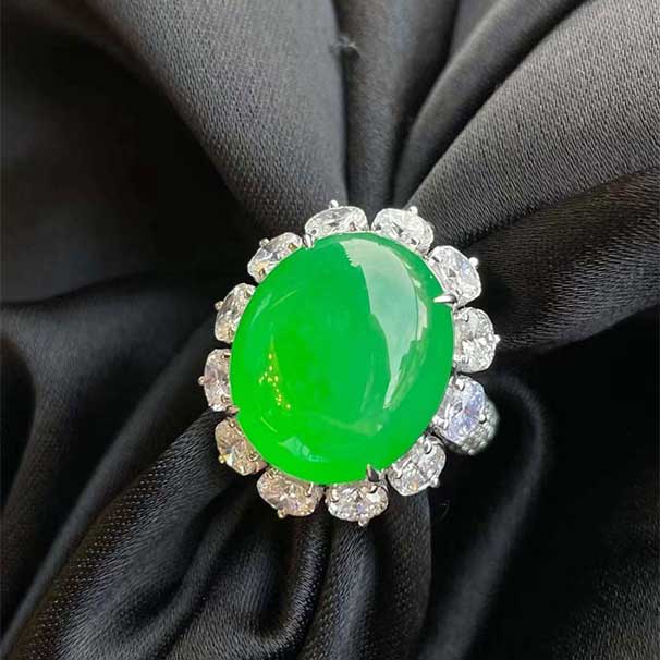 翡翠 阳绿蛋面戒指吊坠两用款 实用性太强了，款式经典又好看！ 六位数