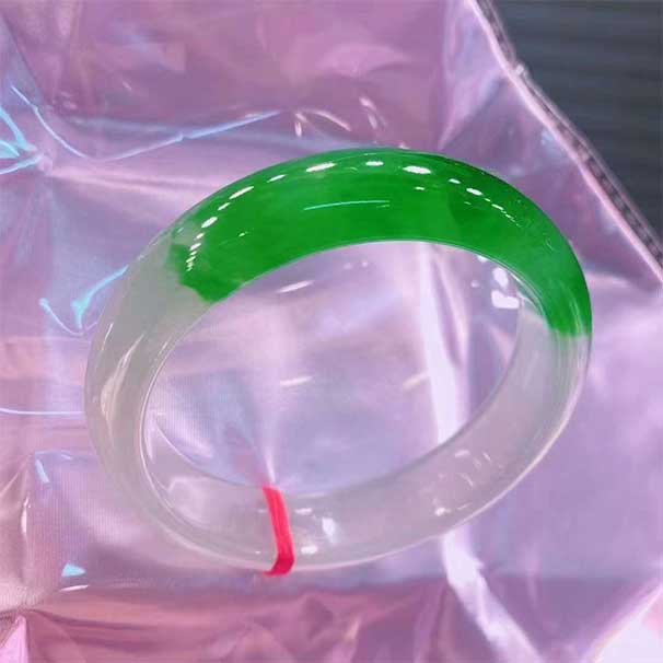 翡翠高冰阳绿 种色好，完美 58.5-15-8.5 喜询~