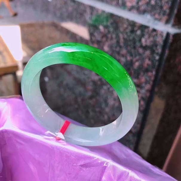 翡翠冰阳绿正圈 色泽好，完美 56-13.5-8.5 喜询~