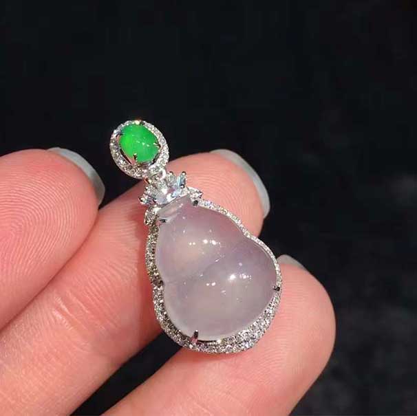 翡翠 白冰葫芦吊坠 这个真的不多说了，买它！！这个价格单买这个起光的配石蛋面都值了！ 6800