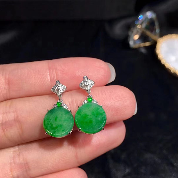 满绿翡翠圆牌耳坠 种水很可，简约大气款式，性价比非常高