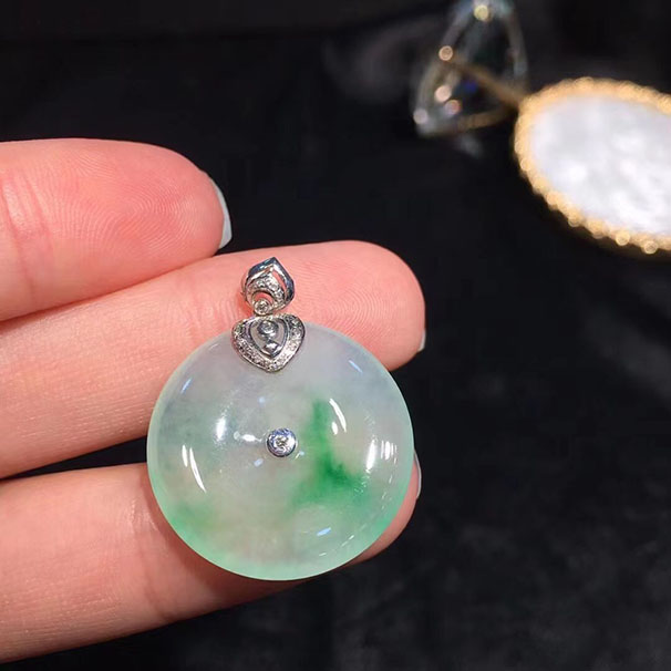 飘绿平安扣吊坠 性价比超高的一个扣子，整体感觉非常好，佩戴很好看，