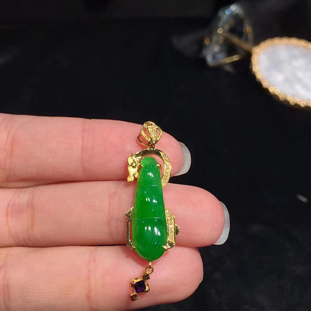 满绿福豆吊坠 非常浓郁的满绿，比较有设计感的一枚豆子，时尚感十足，适合喜欢翡翠兼顾时尚感的这枚推荐