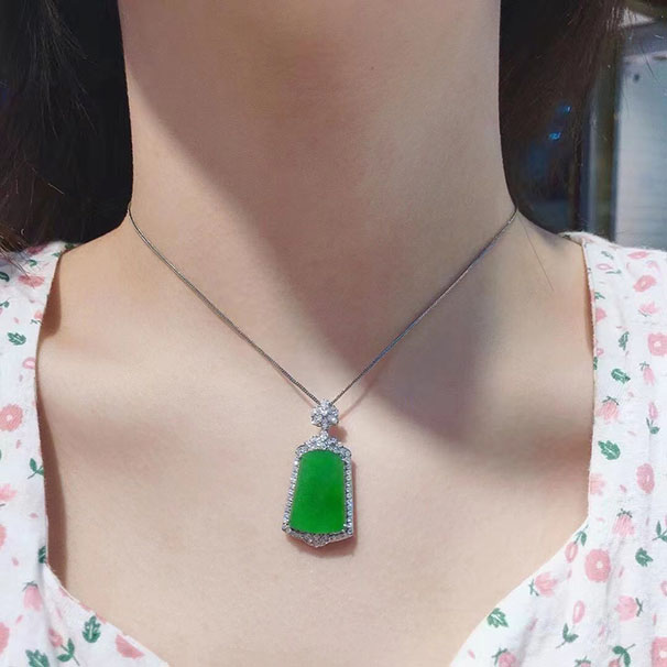 满绿无事牌吊坠 这个牌子真的绝绝子，颜色种水都不错，形状也是非常规整的那种