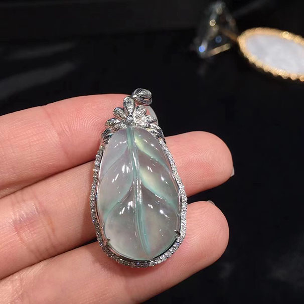 飘花叶子吊坠 种很老，起胶起荧光，大小也正好，这个妥妥的行家货，