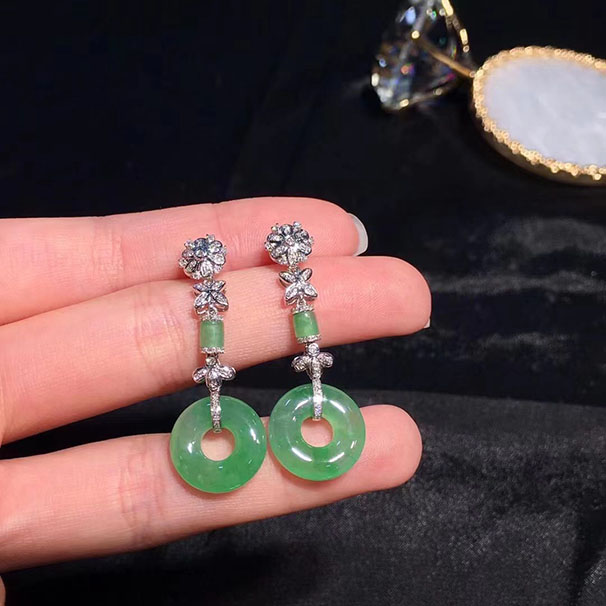 满绿平安扣耳坠 甜甜的阳绿甜甜圈，这个我真的太爱了，很舒服的果冻感，设计得恰到好处，这个极力推荐！