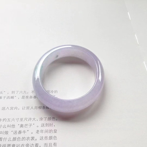 贵妃春彩镯 贵妃尺寸:53.3/12.8/7.6mm 短内径47mm。正圈51.3可戴 这条蛮好看的，满圈粉紫色，温柔，冰润，绿彩点缀得倍感清新，手白的戴起来更仙。